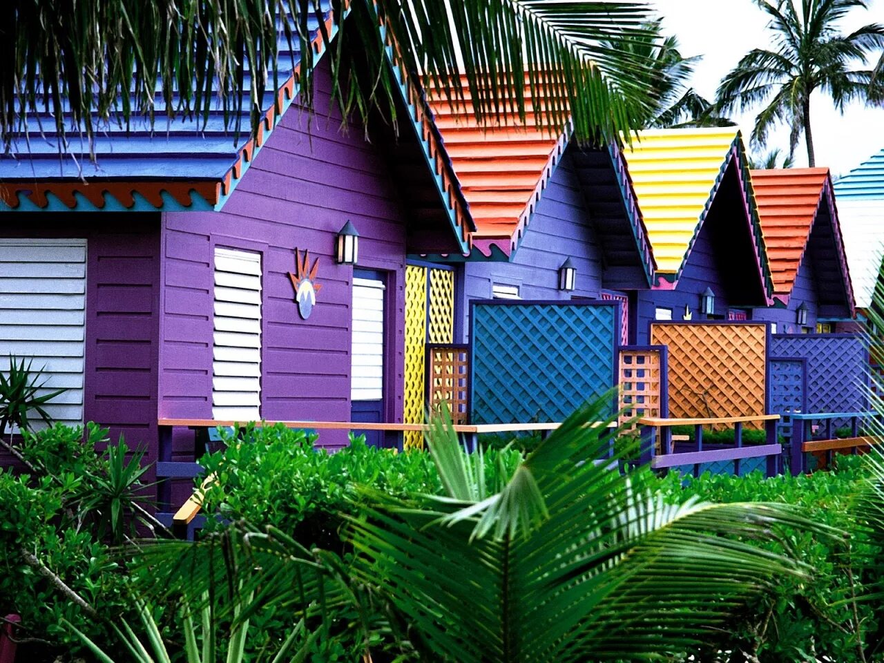 Яркие домики. Яркие цвета домов. Разноцветные домики. Разноцветный дом. Colorful houses