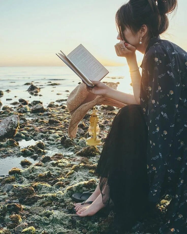 Девушка с книгой. Девушка с книжкой. Девушка с книгой в руках. Девушка с книгой на природе.