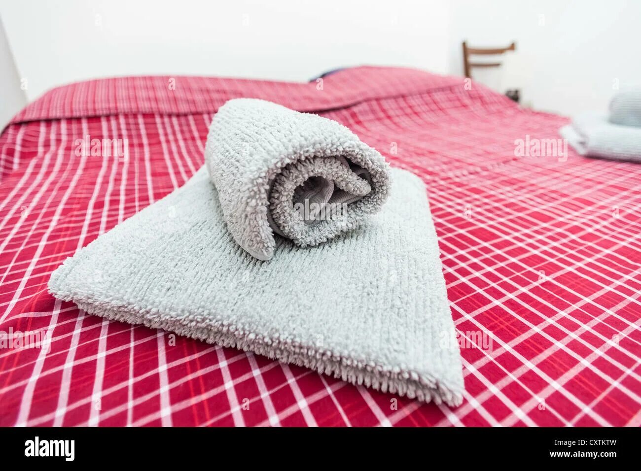 Полотенце на кровати. Полотенца на кровати. Сложенные полотенца на кровати. Красиво уложенные полотенца. Укладка полотенец в гостинице.