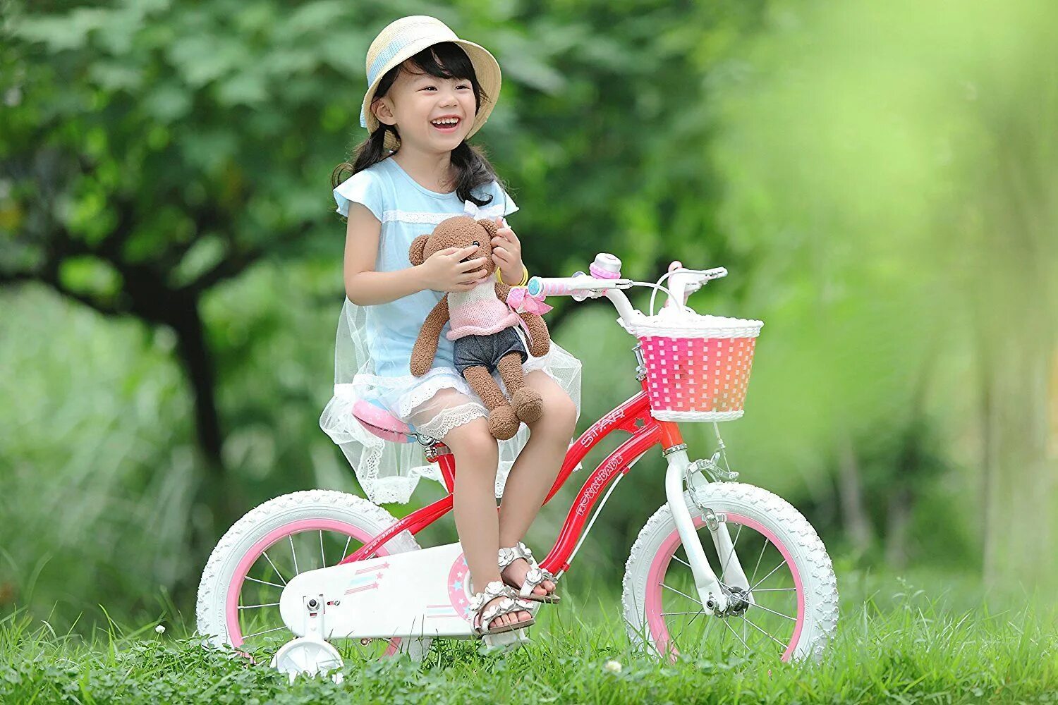 Велосипед с какого возраста. Велосипед Royal Baby Stargirl Steel 16 (2020). Дети с велосипедом. Двухколесный велосипед для девочек. Детский велосипед на улице.