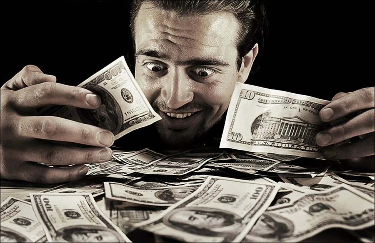 Люди как люди любят деньги. Девушка любит деньги. Люди любящие деньги как называют. Любовь к деньгам. Деньги.