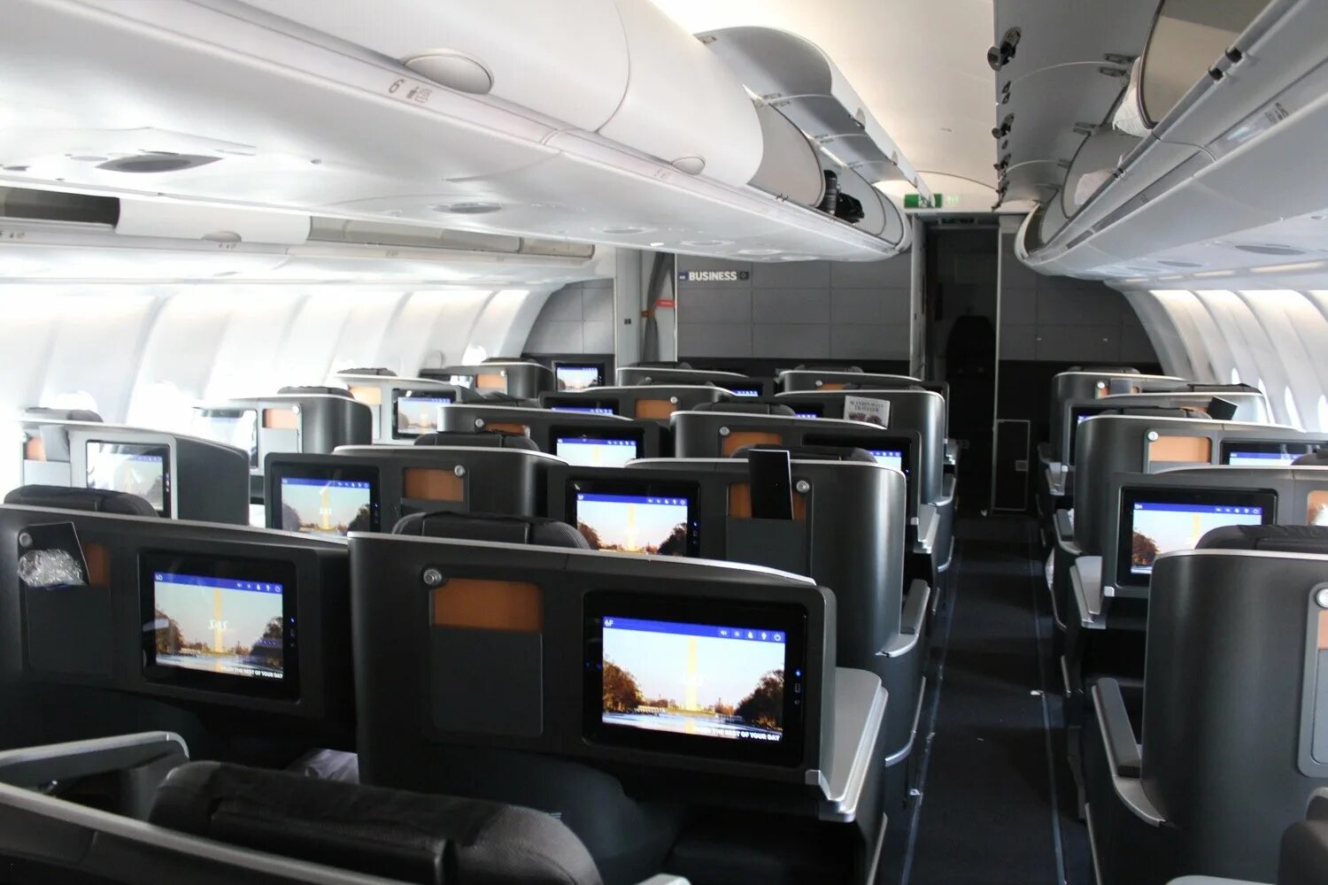 Салон самолета а 330. Airbus a330-300 бизнес. аэробус а330-300 салон. аэробус а330-300 бизнес класс. airbus a330-300 внутри.