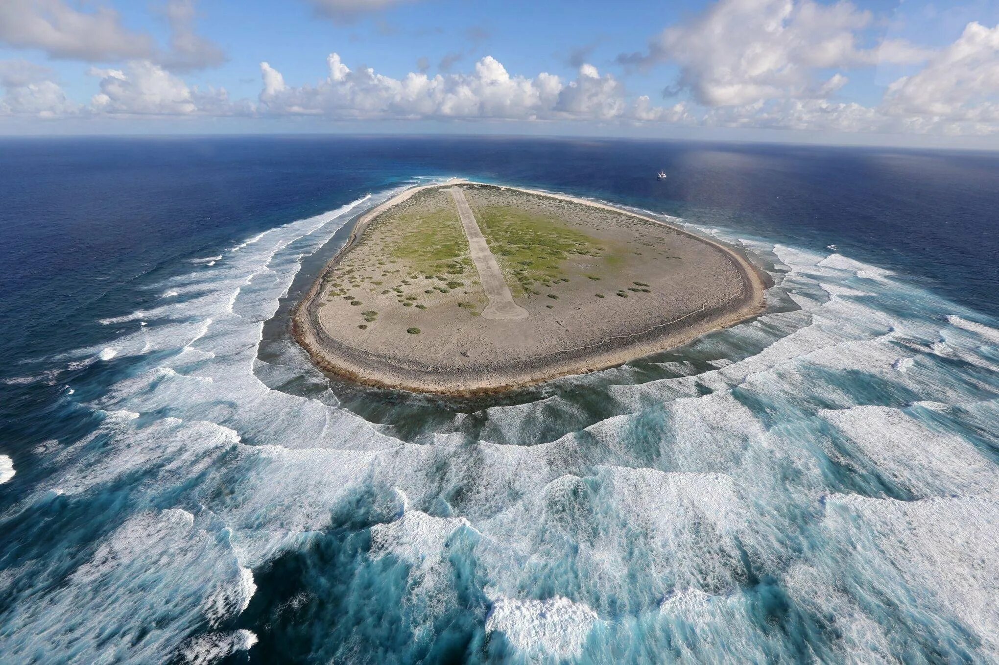 Атлантический океан самые большие острова. Остров Ист-Айленд. Остров архипелаг Чагос. Лагуна острова Клиппертон. Риф Скарборо.