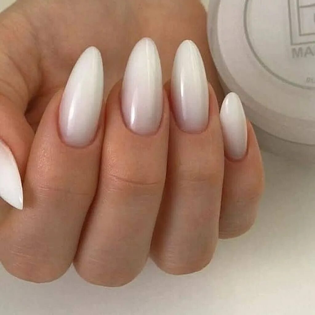 Молочный маникюр с блестками. Маникюр гель лак молочный. Milky маникюр. Маникюр градиент нюдовый френч. Дизайн ногтей молочный.