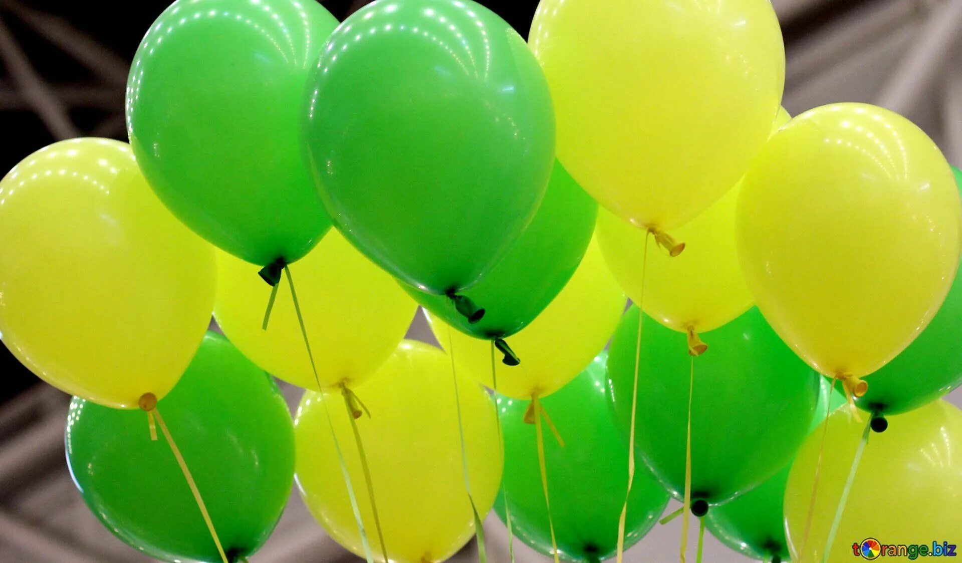 Красные и зеленый шары. Зеленый шарик. Салатовые шары. Желто зеленые шары. Зеленый воздушный шарик.