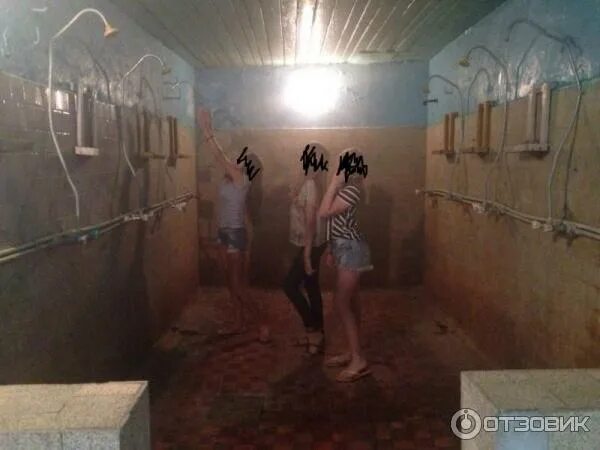 Женщины в общем душе не заметили мини камеру