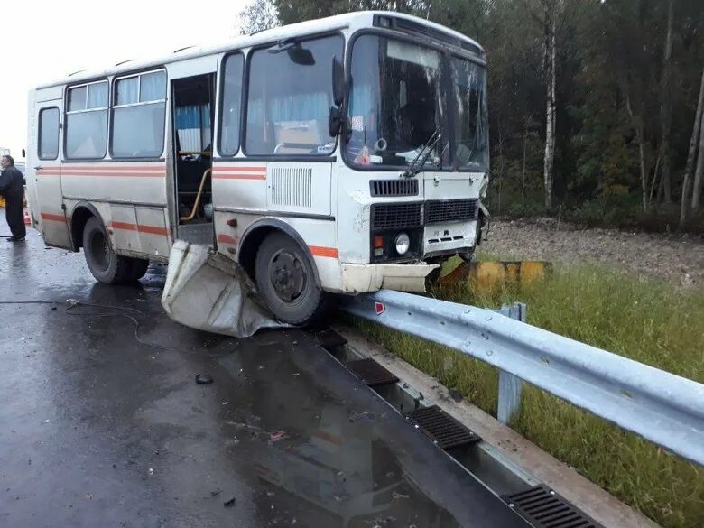Автобус вырица куровица. Гатчинский район дтп автобус.