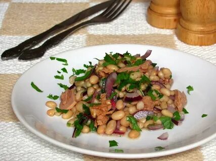 Тунец с фасолью и овощами