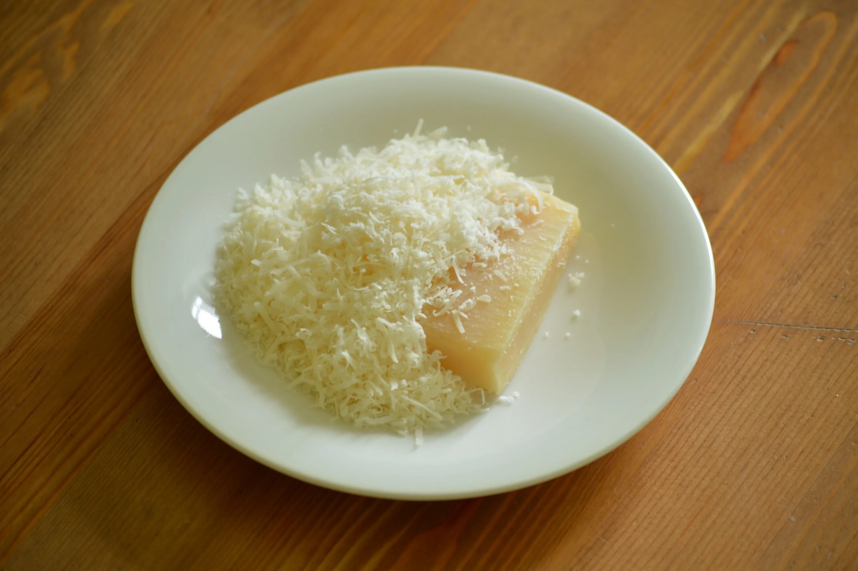 Рис сыра лук. Сыр Grated Parmesan. Пармезан тертый. Натертый сыр. Сыр пармезан тертый.