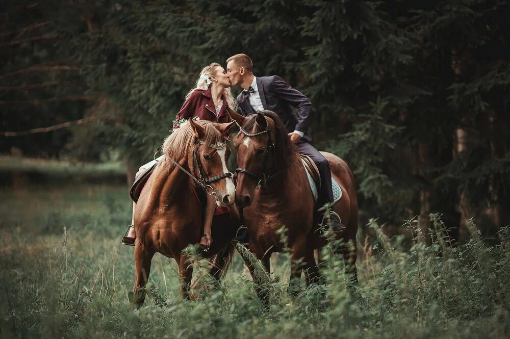 Конь мужик баб. Фотосессия с лошадьми. Мужчина на лошади. Парень и девушка на лошади. Мужчина верхом на лошади.