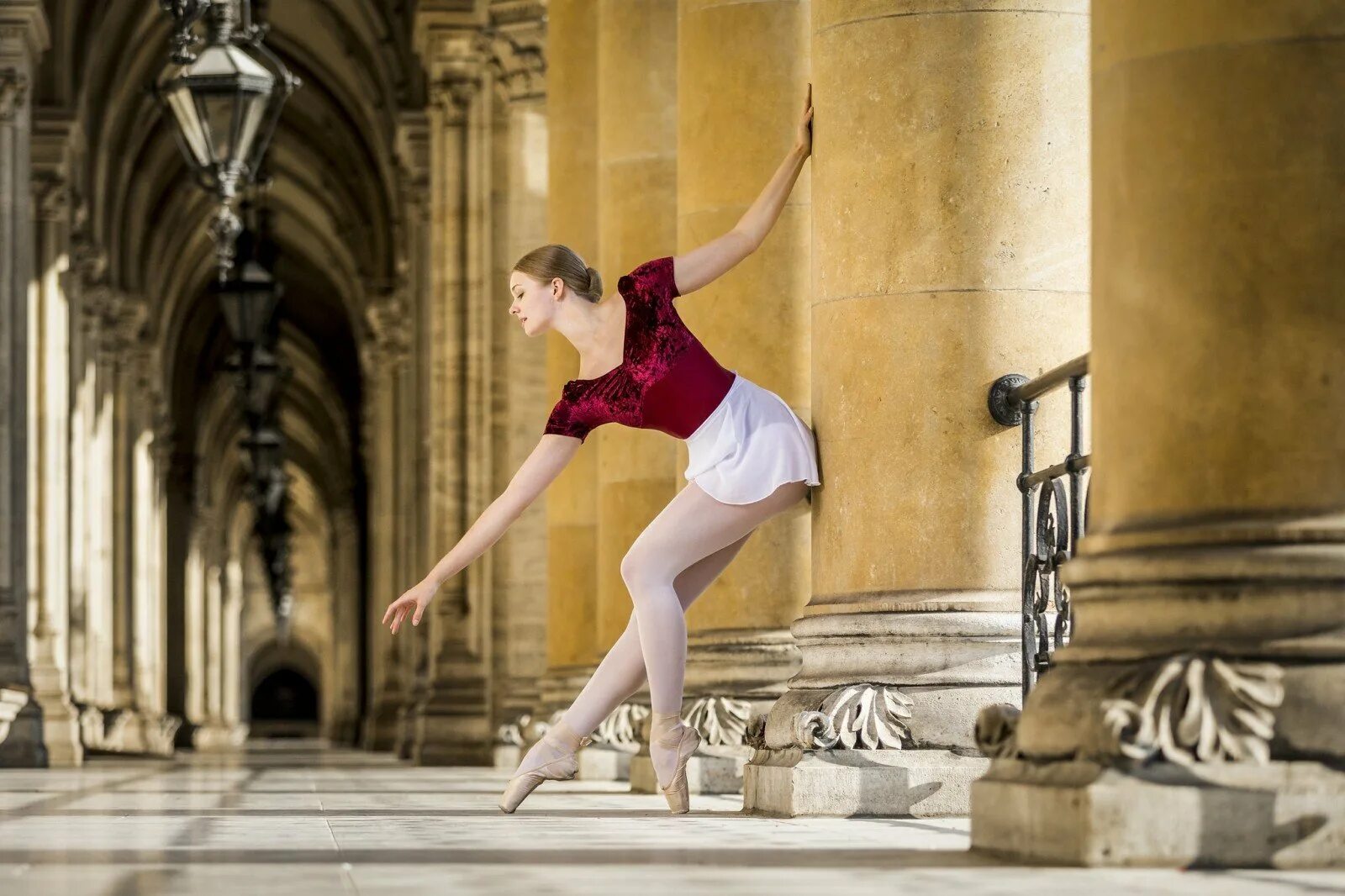 Занятия по балету. Софья версоцкая балет. Ирина скрозникова балерина. Литтл балерина. Балетная школа для девочек.