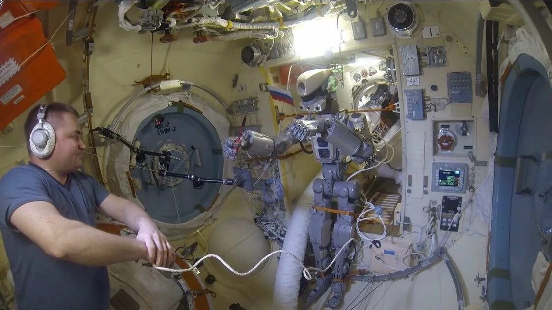 Первый робот побывавший в космосе 6. Робот фёдор на орбите алексей овчинин. федор мкс. робот федя на мкс. робот роскосмоса федор.