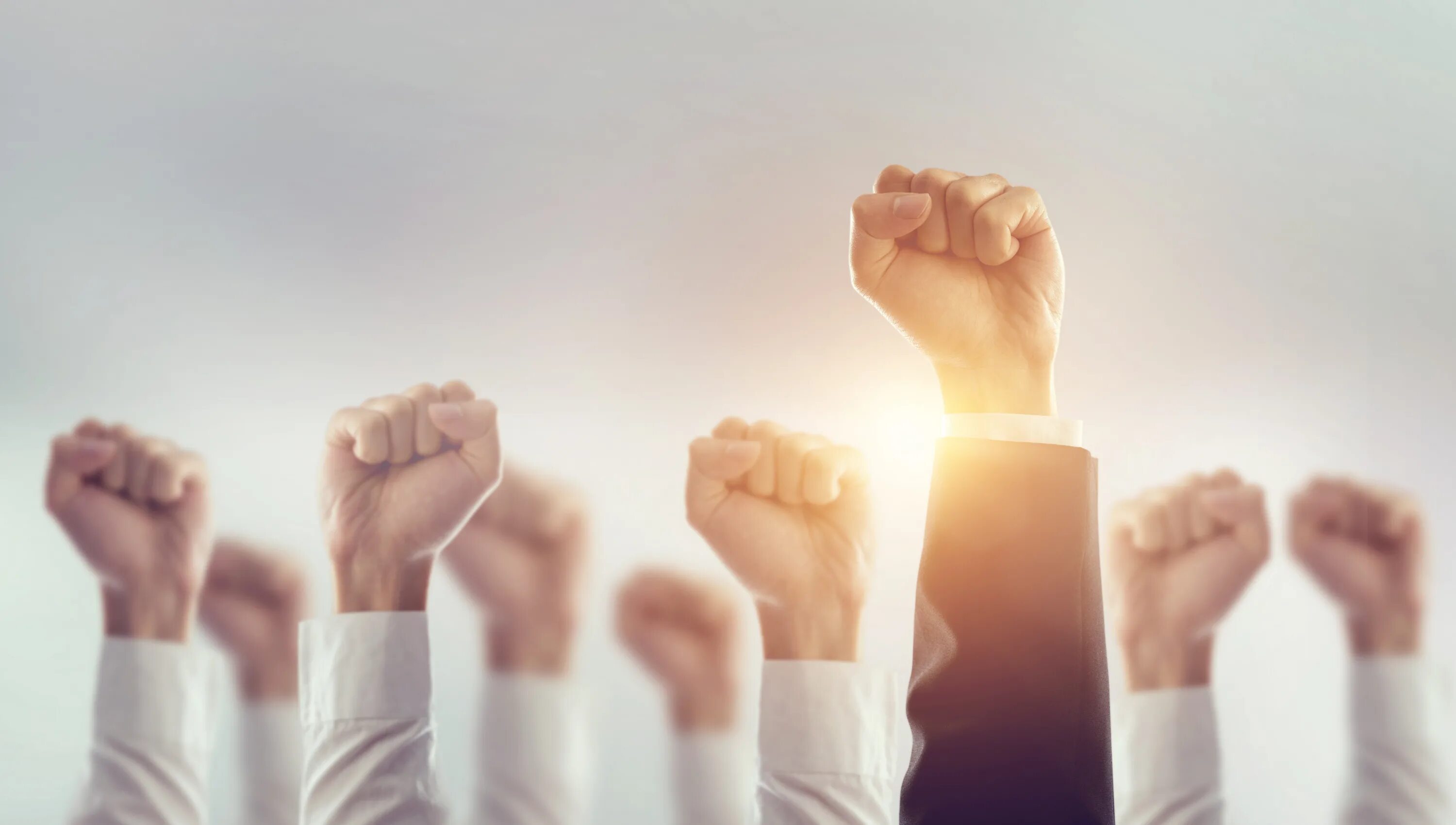 Вовлекающее лидерство. I ended up raising. Человек с поднятой рукой. Управление собой. I ended up raising.