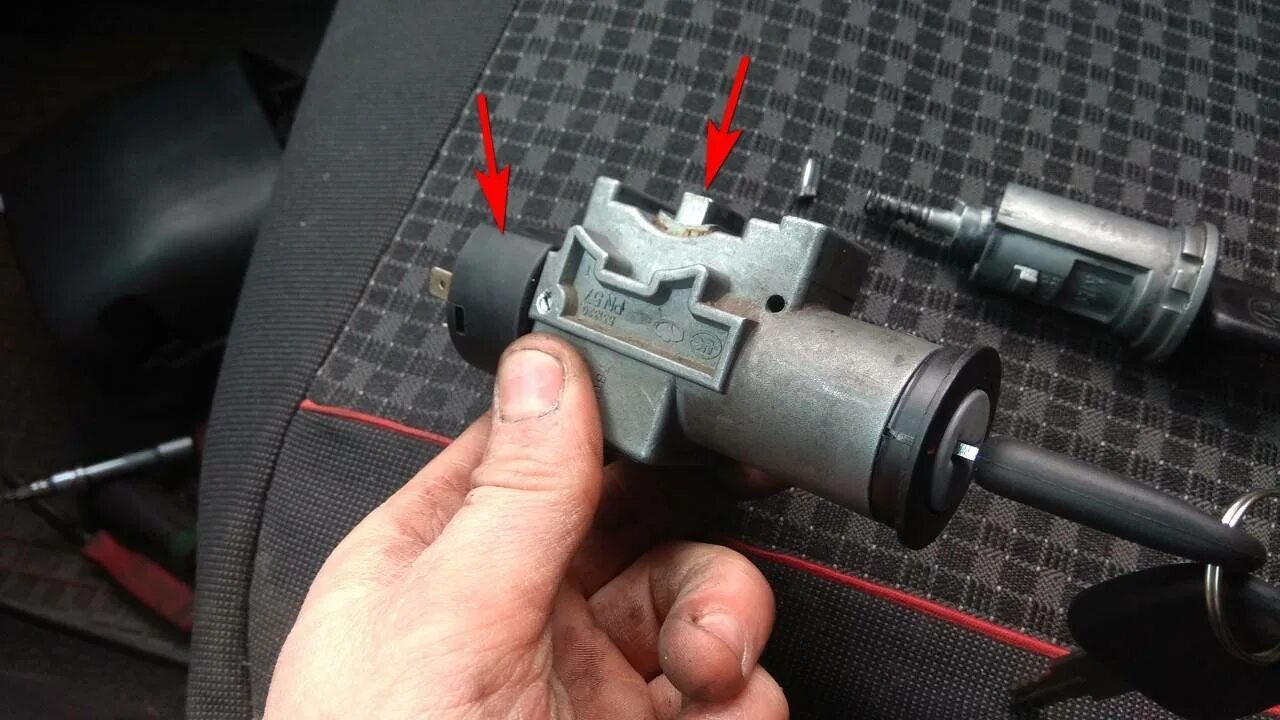 Замок зажигания daewoo nexia. Личинка замка мерседес 190 под сигнализацию. Отремонтировать замок на палатке. Личинка замка зажигания ауди 80 б3 артикул. Как поменять личинку зажигания.