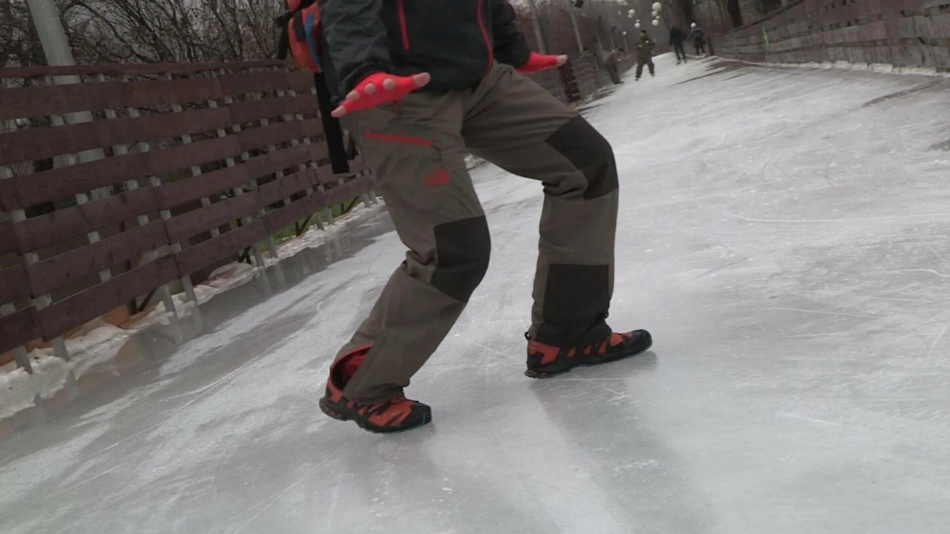 Скользкая дорожка. Человек скользит на льду. Скользкий лед. Передвижение по скользким поверхностям.