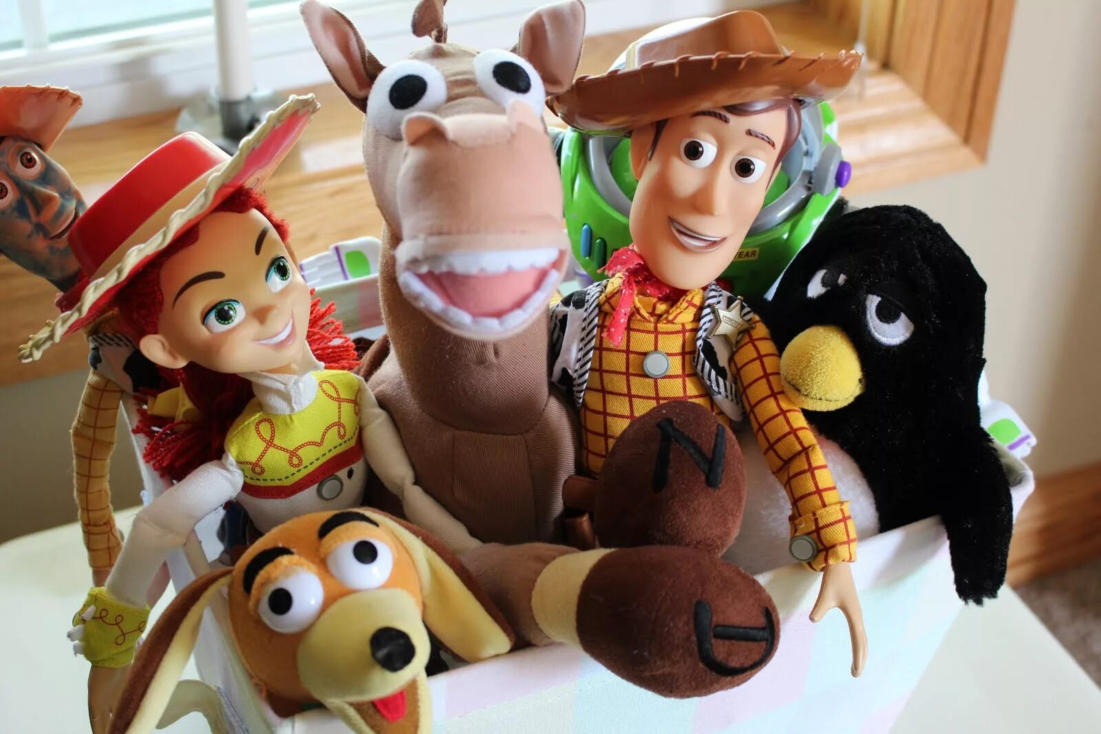 Toys 4 us. Toy story 4 игрушки. Игрушки по мультикам. Мягкие игрушки из мультфильмов. Мягкие игрушки из мультиков.