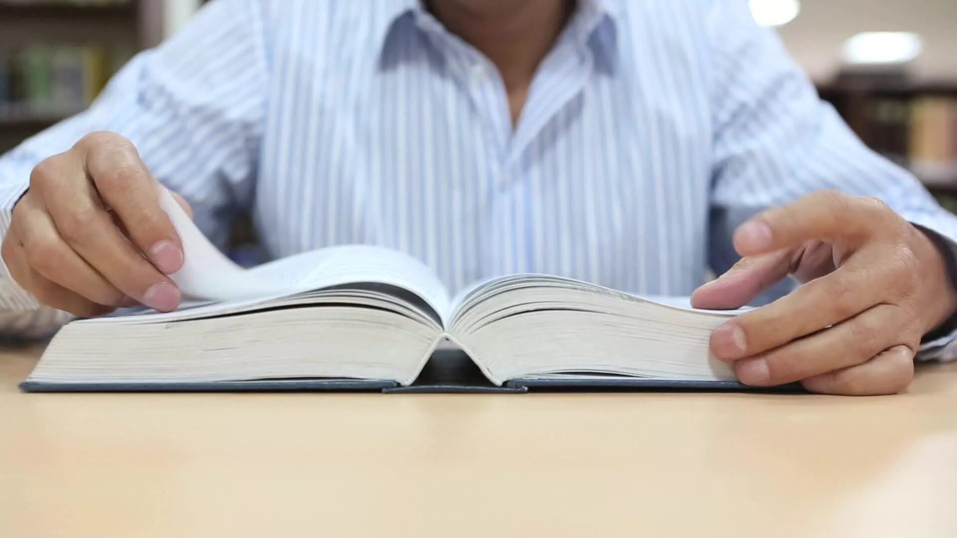Читать книгу т. Книга в руках. человек читает. читать. книга для….
