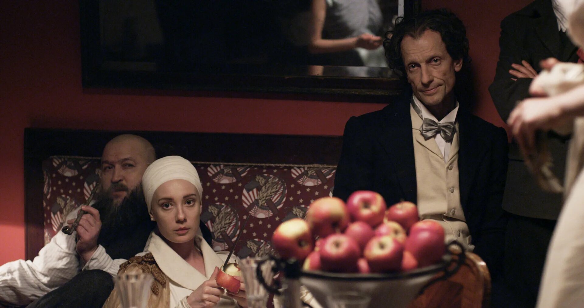 Вмаяковский. Вмаяковский фильм 2018. Маяковский фильм колокольников. Маяковский фильм 2018. Александр шейн и чулпан хаматова.