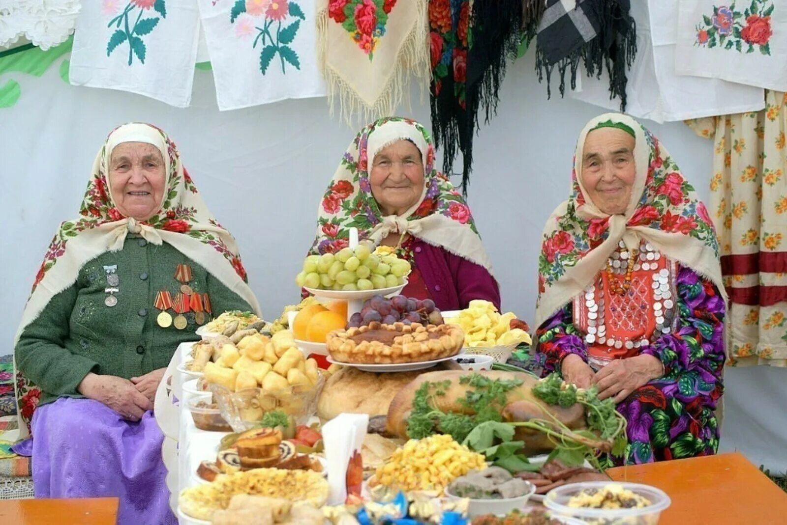 Без авыл кызлары. Татарская бабушка. Бабушка татарка. Татарская Национальная культура для детей. Татарская апа.