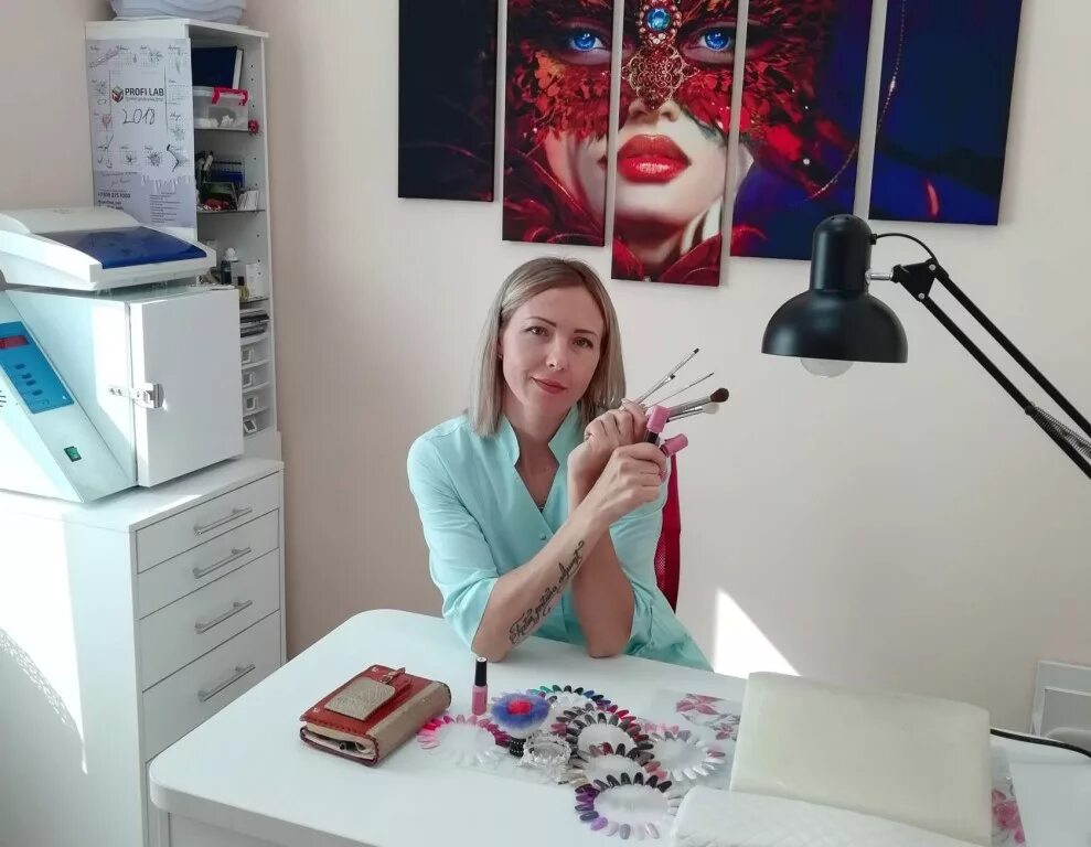 начинающий бьюти мастер. парикмахер-стилист. шарж салон красоты. девушка парикмахер. салон красоты девушка.