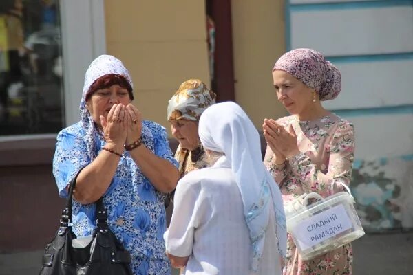 Подготовка к Рамадану для женщин встреча в Казани. Покажи на весе выходят мусульмане.