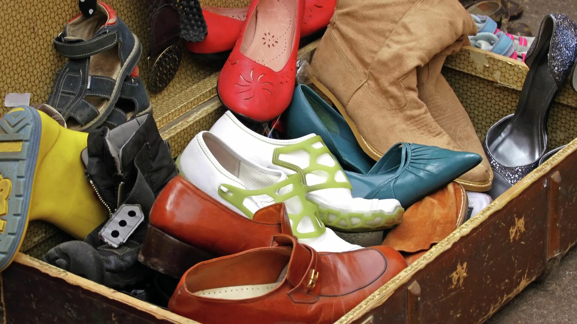 Старые вещи. Свалка женской обуви. Выброшенные женские туфли. Про обувь.