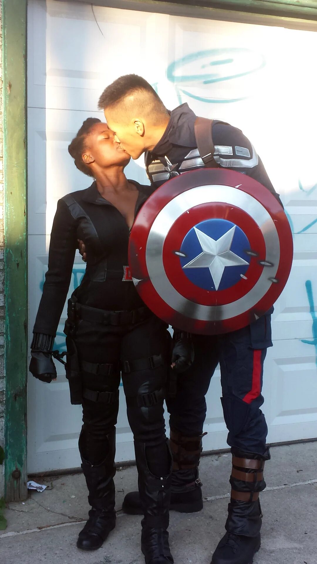 Поцелуй вдовы. Капитан Америка и черная вдова поцелуй. Черная вдова поцелуй. Капитан Америка поцелуй. Капитан Америка и черная вдова любовь.