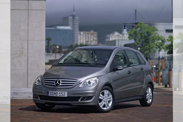 Купить б/у Mercedes-Benz B-Класс II (W246) 180 1.6 AMT (122 л.с.) бензин робот в
