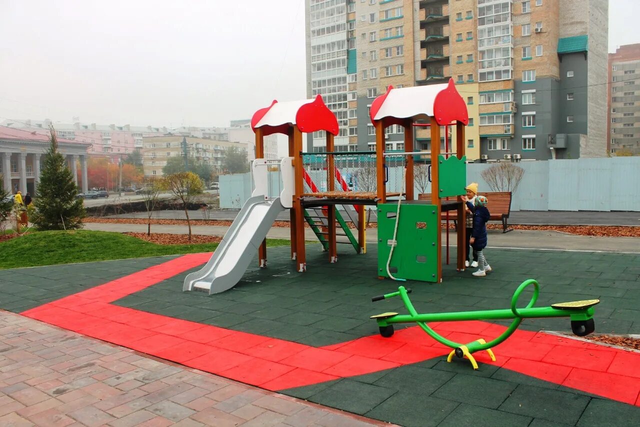 на обеих площадках. современные детские площадки. спортивная площадка нижний новгород. Kompan воркаут. детская игровая площадка.