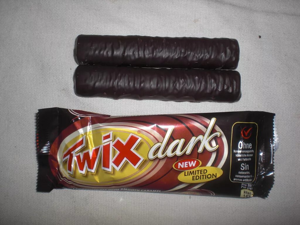 Dark limited. Twix темный шоколад. Твикс Limited Edition. Палочка Твикс темный. Твикс черный шоколад.