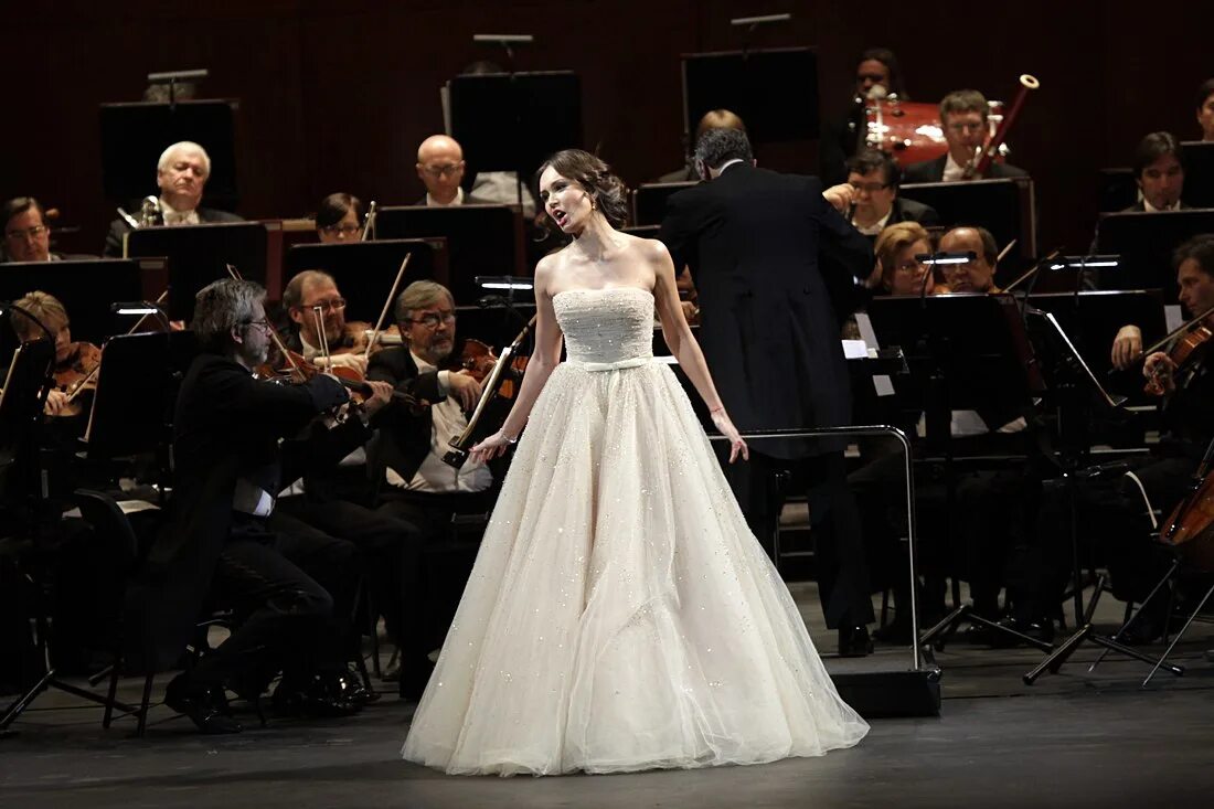 аида гарифуллина пение. дуэт андреа бочелли. андреа бочелли и зара дуэт. анна юрьевна нетребко. дмитрий хворостовский оперные певцы и певицы.