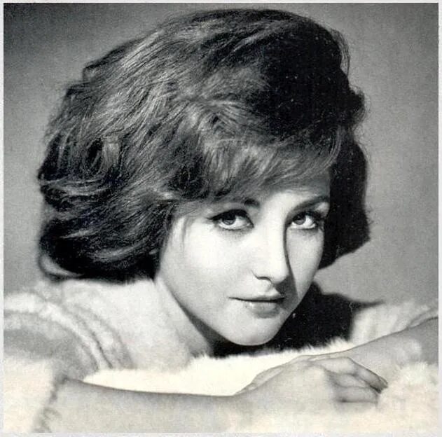 She is famous actress. She is famous actress. Хэйзел корт. Хэйзел корт. Пенелопа крус.