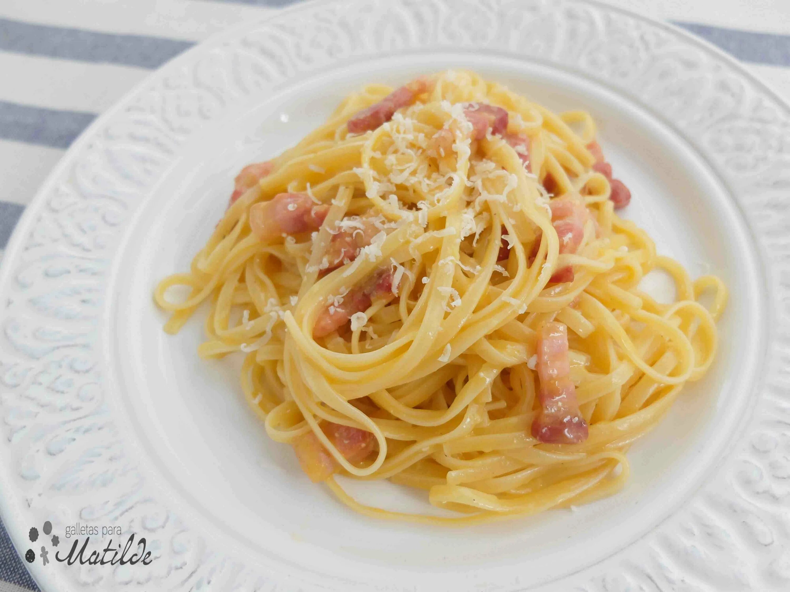 Паста карбонара. Спагетти карбонара классический. Alla Carbonara соус. Паста карбонара с беконом. Карбонара рецепт с беконом классический в домашних