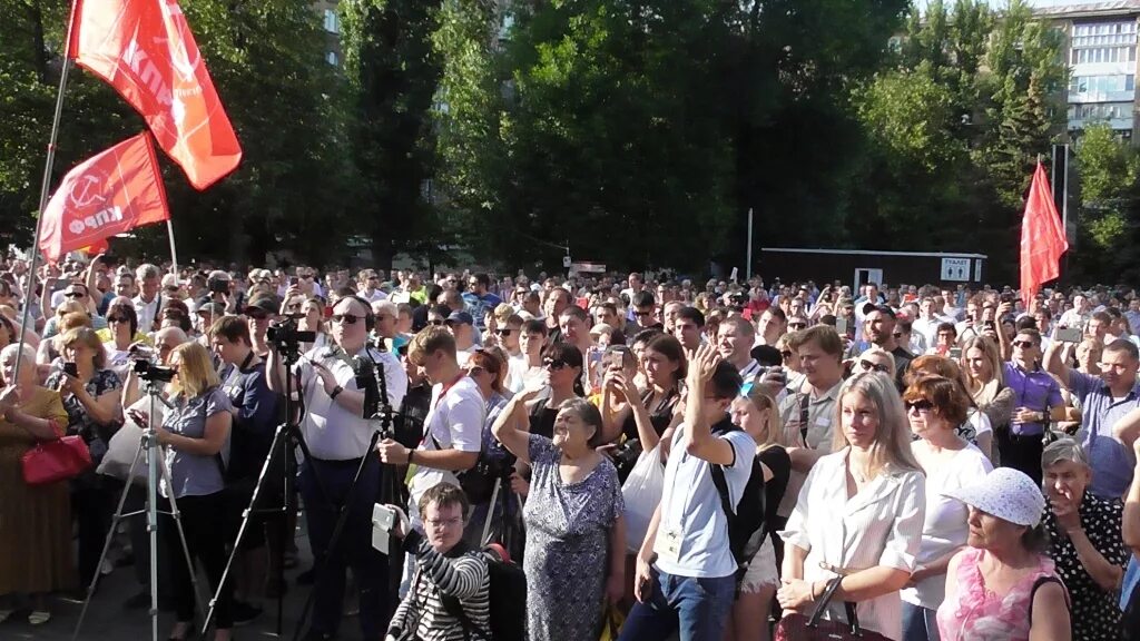Протестующие против строительства. Жители златоуста. Алимова митинг кпрф саратов. Митинг завод. Плакат против застройки.