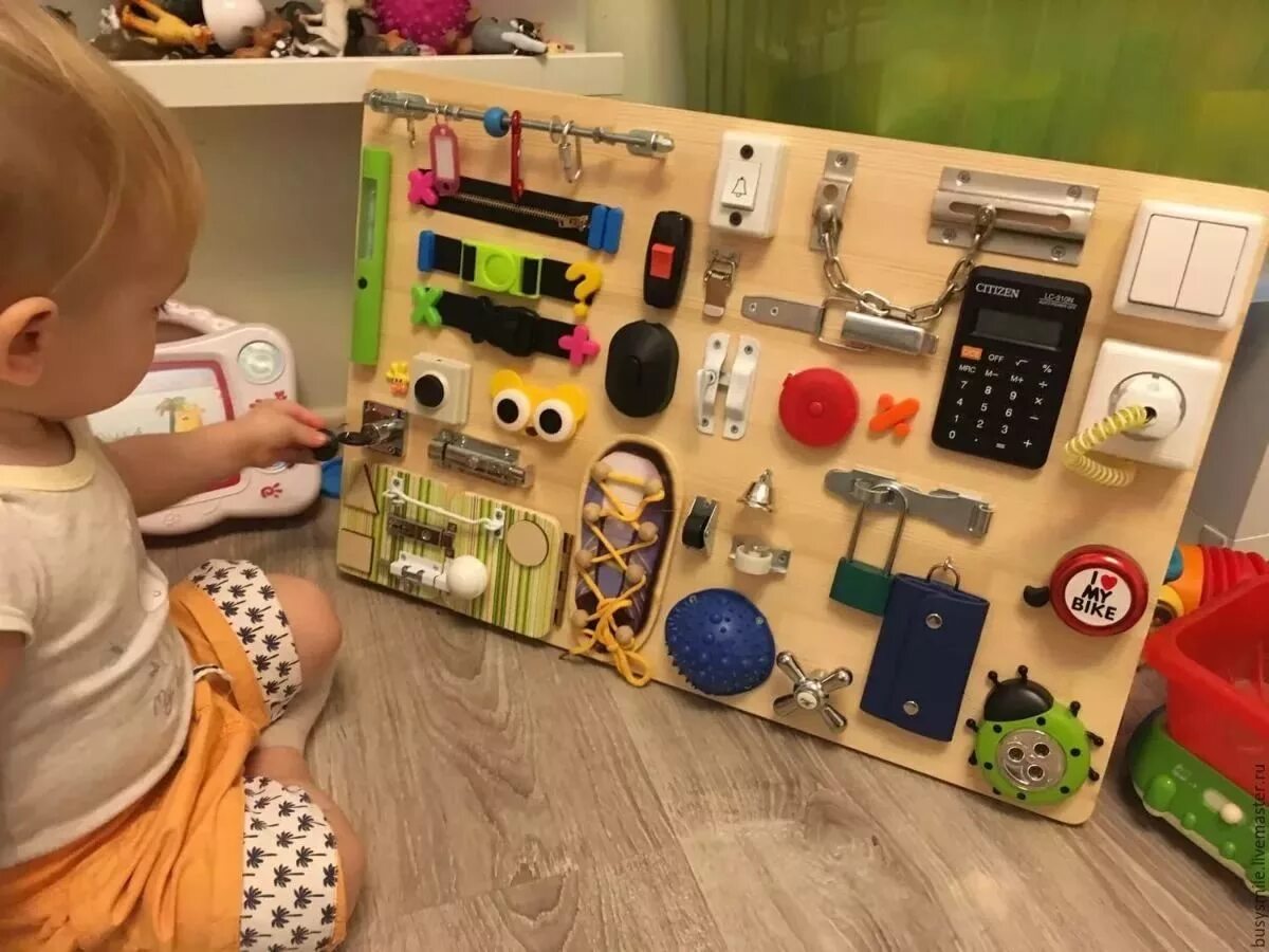 Вставляют игрушки. Развивающая доска для детей. Развивающая доска своими руками для мальчика. Игрушки для детей бизиборды. Бизи борт для ребёнка своими руками.