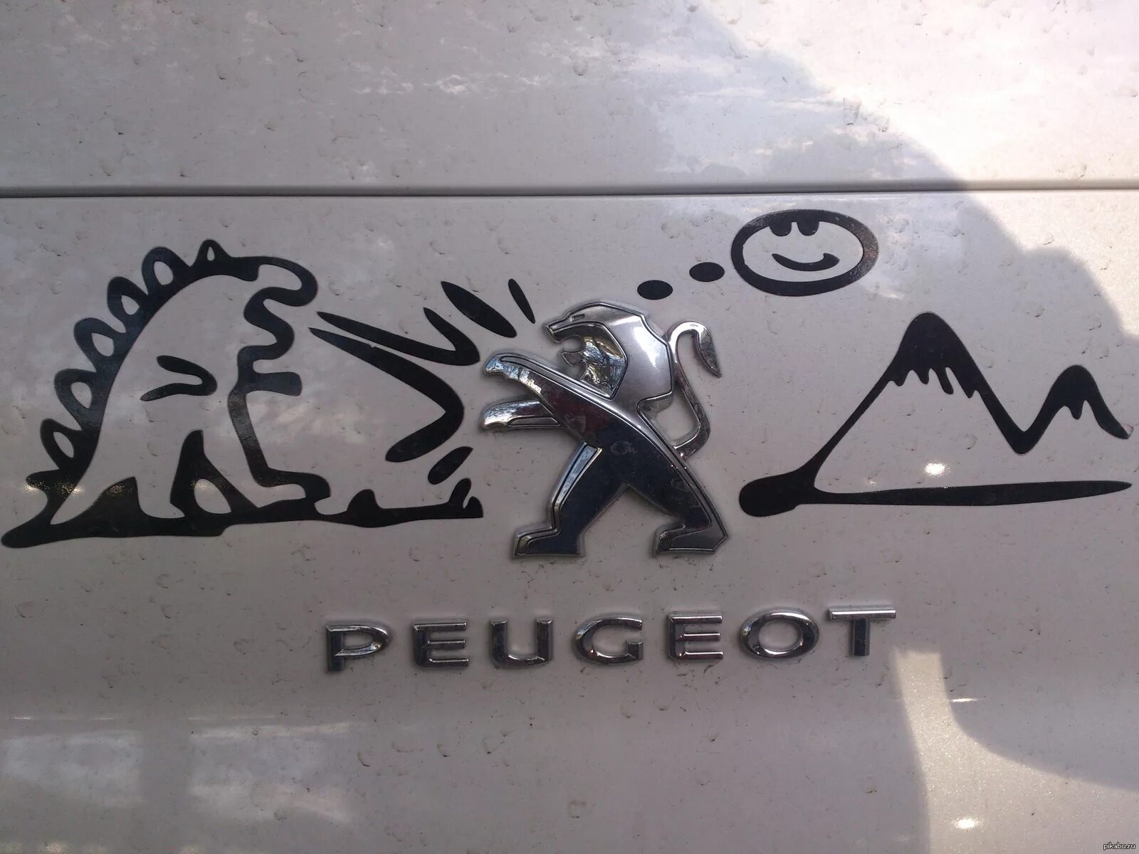 Эмблема Пежо. Значок Пежо смешной. Табличка Peugeot. Прикольные лого Peugeot. Наклейка пежо