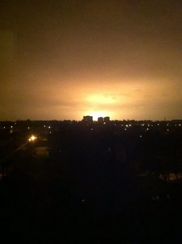 Зарево в днепропетровской. Ядерное зарево. Небо зарево. Зарево от пожара. Зарево разбор.