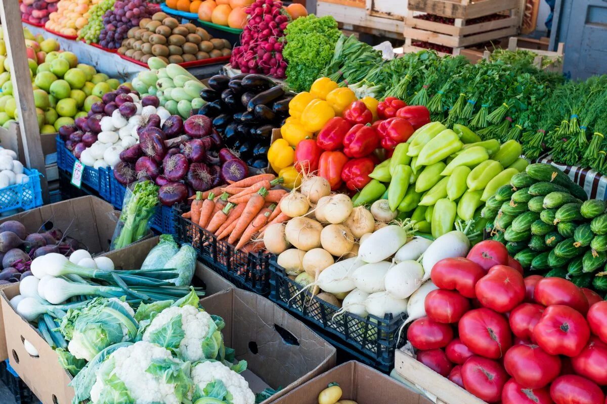 Купленные на рынке овощи. Овощи на рынке. Овощи и фрукты на рынке. Фруктовый рынок. Овощи и фрукты на базаре.