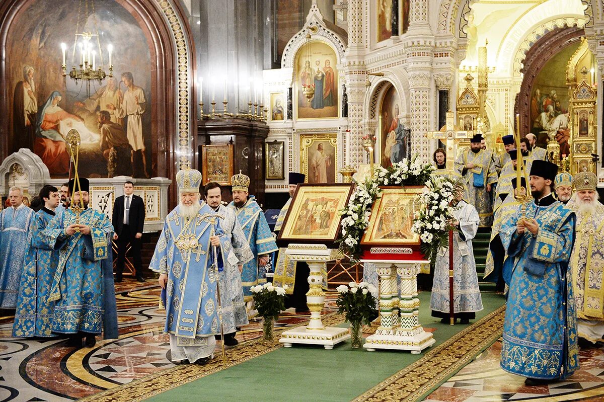 Служба сретению господню. Сретение Господне храм Христа Спасителя. Служба на Сретение Господне в храме Христа Спасителя. Сретение Патриаршее богослужение. Церковь Сретения Господня в Сретенье.