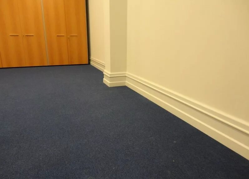 молдинг настенный в интерьере. плинтус под цвет обоев. плинтус для пола. светлые двери в интерьере. плинтус напольный для ламината.