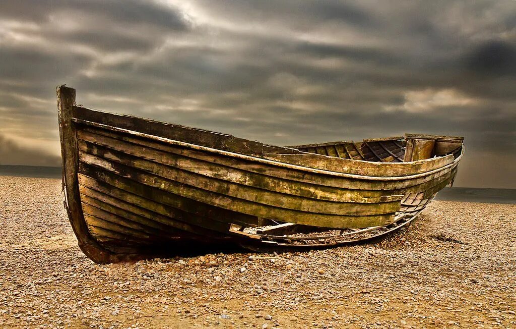Старая лодка на берегу. Старая лодка на берегу. Лодка в море. Баркас лодка. Затерянный корабль у побережья.