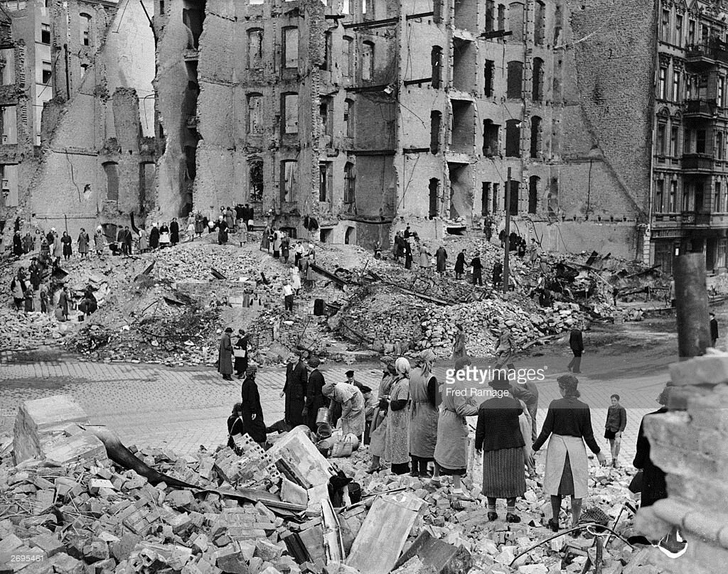 Помощь германии после войны. Руины Берлина 1945. Берлин после войны 1945. Разрушенный Берлин после 2 мировой войны. Разбомбленный Берлин 1945.