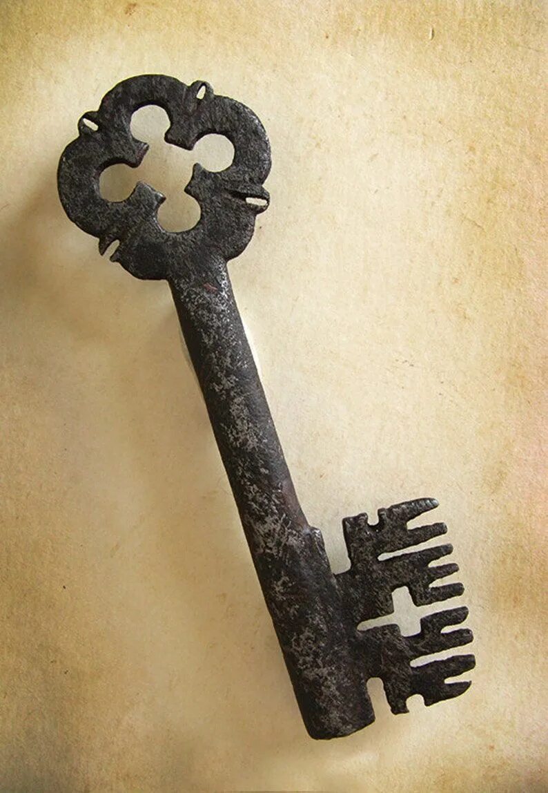 Ключ старого образца. Необычные старинные ключи. Старинный ключ. Красивый старинный ключ. Старые ключи от замков.
