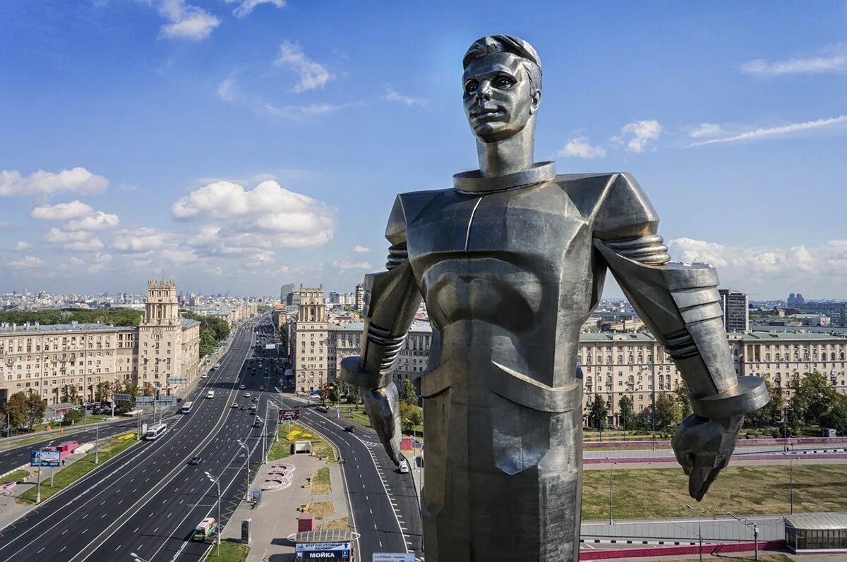 Первые памятники в мире. Памятник Гагарину на Ленинском проспекте. Памятник Юрию Гагарину в Москве. Памятник Юрию Гагарину Ленинский проспект. Памятник Юри. Гагарину в Москве.