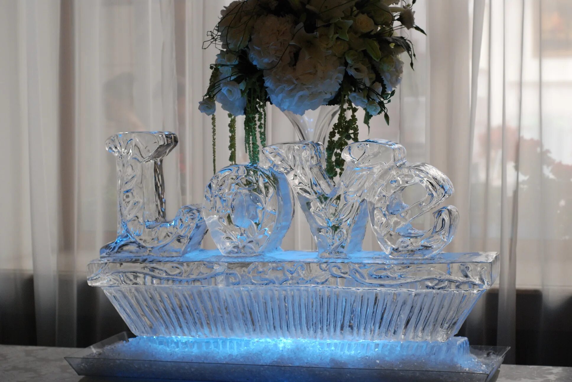 фигуры изо льда. ледяная статуя. большой дом изо льда майнкрафт фото. свадебные ледяные скульптуры. необычные скульптуры из льда.