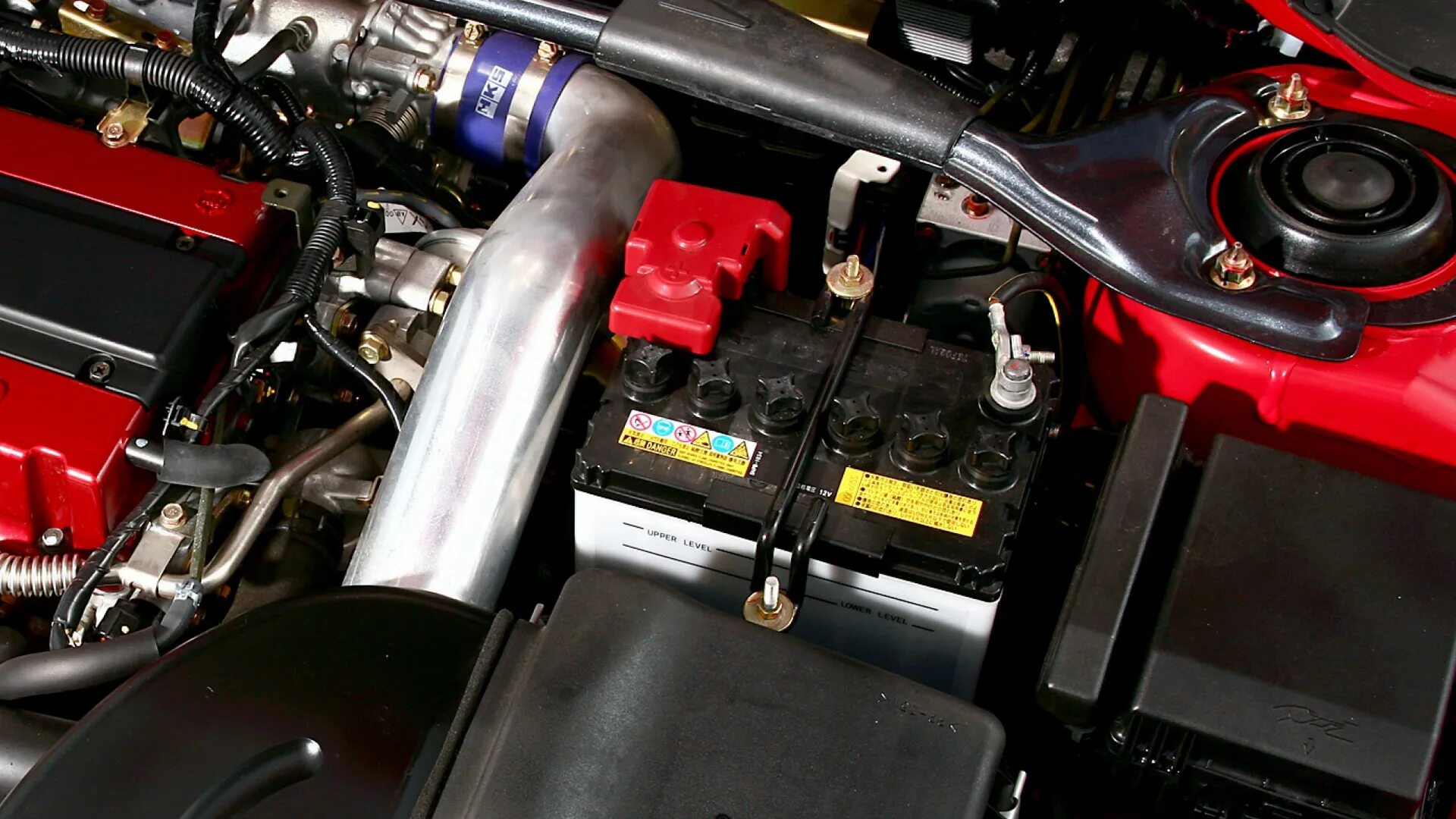 Отсоединить клеммы аккумулятора как правильно. Как снять клеммы с аккумулятора автомобиля. Какую клемму одевать первой. Какую клемму отключать первой. Порядок снятияклем с аккумулятора.