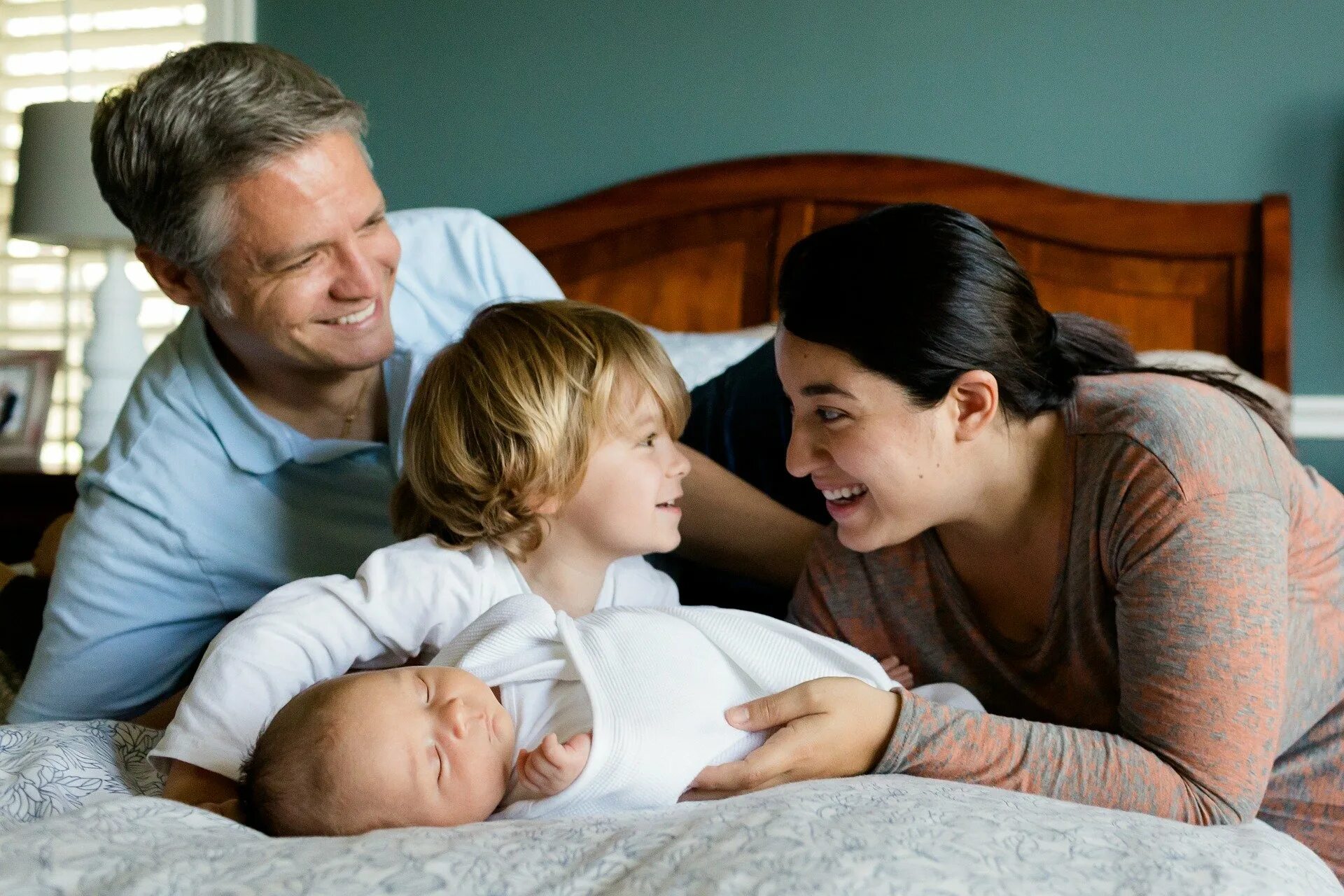 One s parents. Родители и дети. Ребенок в семье. Любовь родителей к детям. Счастливая семья.