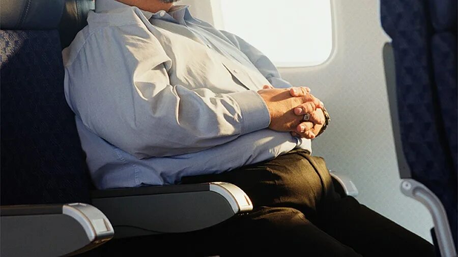 Высокие люди в самолете. Толстый человек в самолете. Толстый пассажир в самолете. Толстяк в самолете.