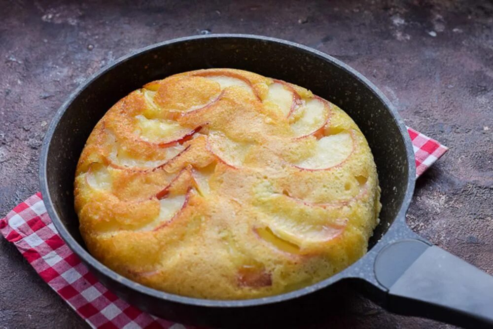 Рецепт шарлотки с яблоками на плите