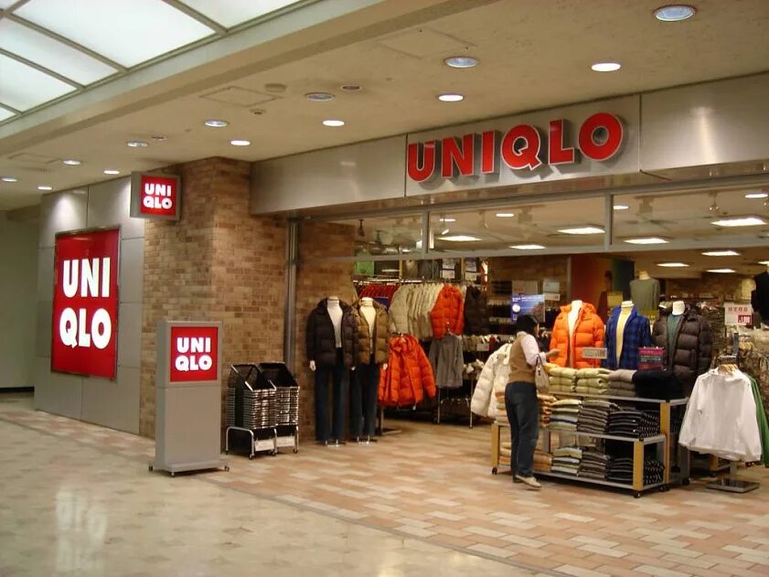 Юникло интерьер магазина. Дубаимолл недорогие магазины одежды. Uniqlo в дубай молле. Юникло дубай. Японский бренд uniqlo.